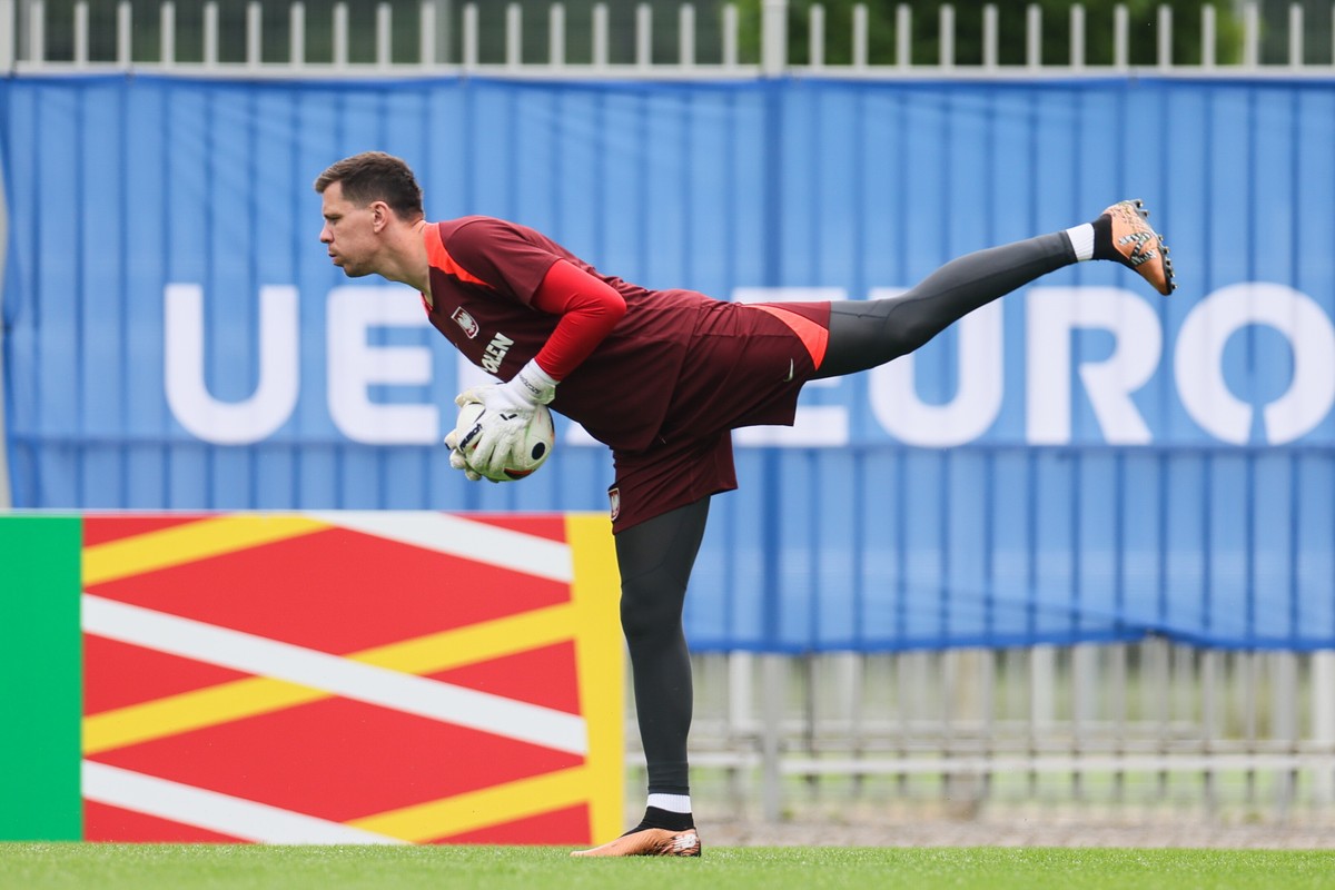 Bramkarz piłkarskiej reprezentacji Polski Wojciech Szczęsny podczas treningu kadry w Hanowerze