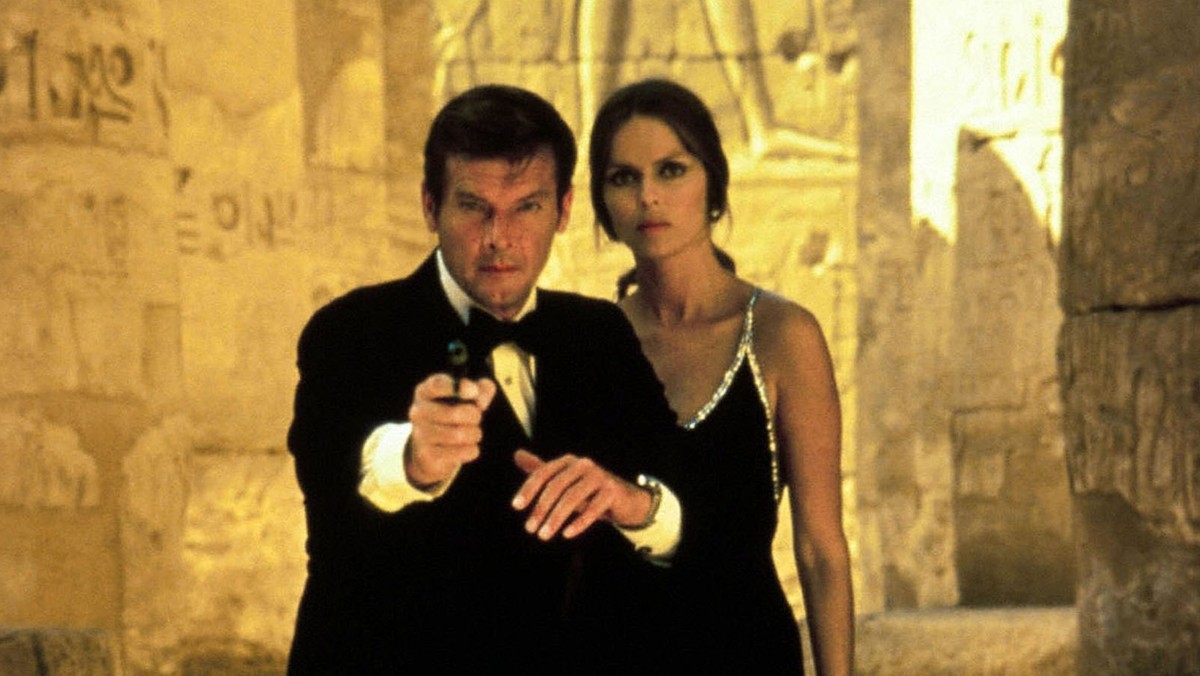 Roger Moore i Barbara Bach w filmie Szpieg, który mnie kochał