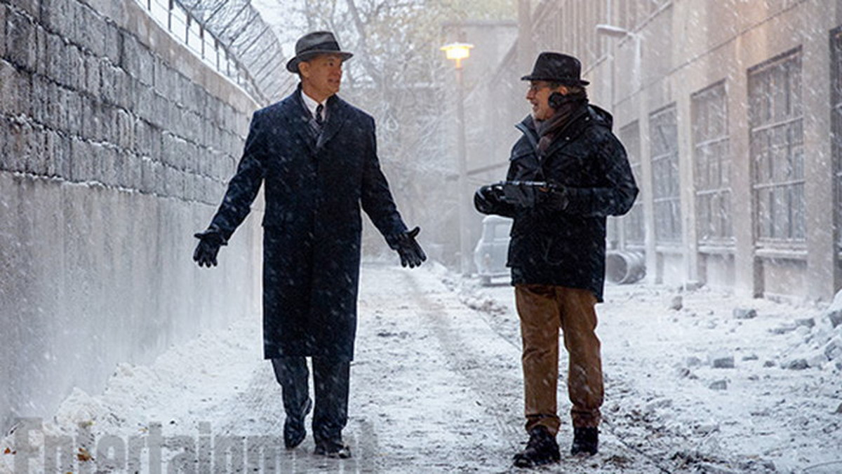 "Bridge of Spies" to oficjalny tytuł nowej produkcji Stevena Spielberga. Reżyser ukończył już pracę nad filmem, który ma wejść do kin jeszcze w tym roku. Do tej pory obraz funkcjonował jako "St. James Place".