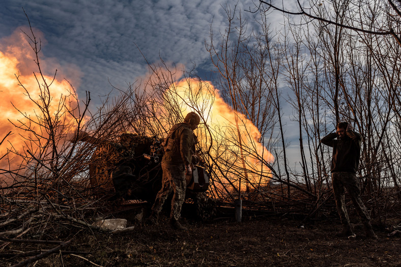 Ukraińscy żołnierze strzelają z artylerii w kierunku Bachmutu w obwodzie donieckim, 3 listopada 2023 r.