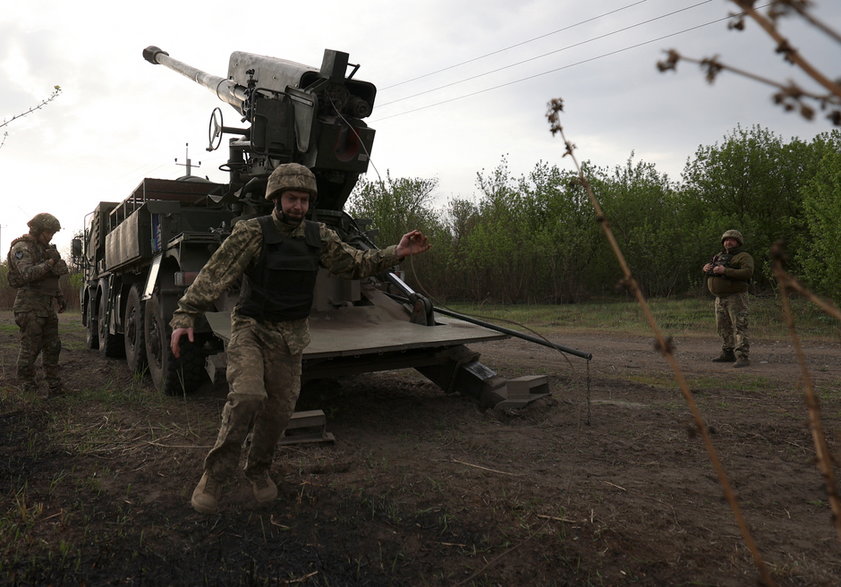 Żołnierze ukraińscy ostrzeliwują rosyjskie pozycje w obwodzie charkowskim, 21 kwietnia 2024 r.