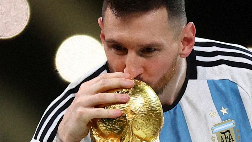 Lionel Mesi ljubi trofej svetskog prvaka u Kataru 2022. | Foto: Reuters
