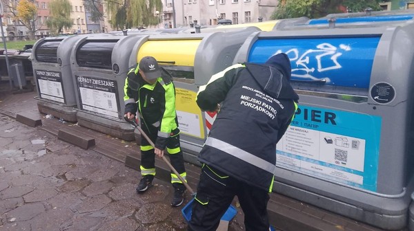 Od początku października Straż Miejska nałożyła 25 mandatów na łączną kwotę ponad 11 tys. zł na osoby odpowiedzialne za bałagan w otoczeniu śmietników. Większość ukaranych to pracownicy gastronomii. 