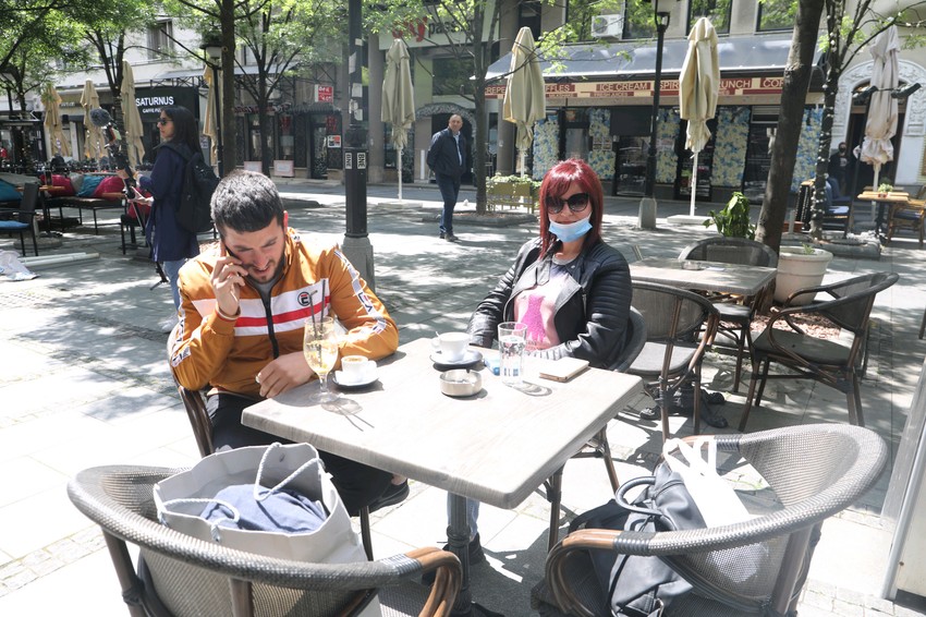 Stanovnici prestonice su jedva dočekali da uživaju na suncu u omjiljenom piću