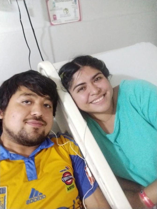 Monika sa budućim suprugom u bolnici