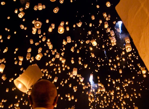 Tysiące wypuszczonych Khom Fai - "latających lampionów". Piękne!