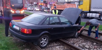 Wjechał osobówką na torowisko