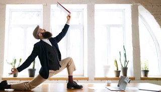 Pracownik w centrum uwagi