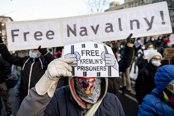 Uwolnić więźniów Kremla. Demonstracja na ulicach Berlina w celu uwolnienia rosyjskiego opozycjonisty Aleksieja Nawalnego. 31 stycznia 2021 r.