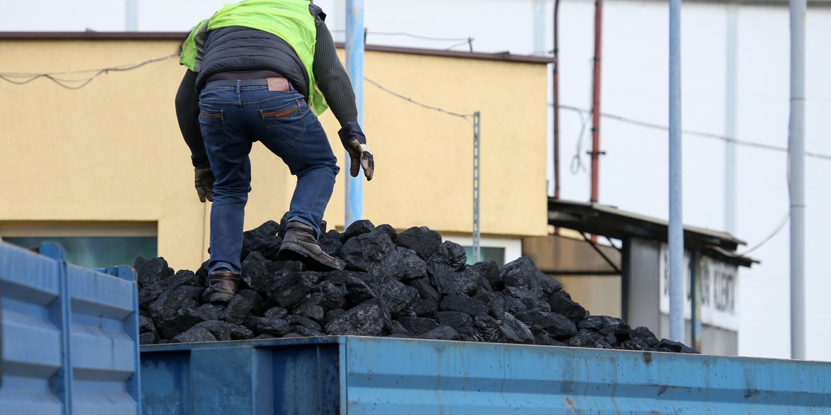 Rząd wprowadza regulowaną cenę węgla. Wyklucza jednak podobne przepisy dla sprzedaży benzyny.