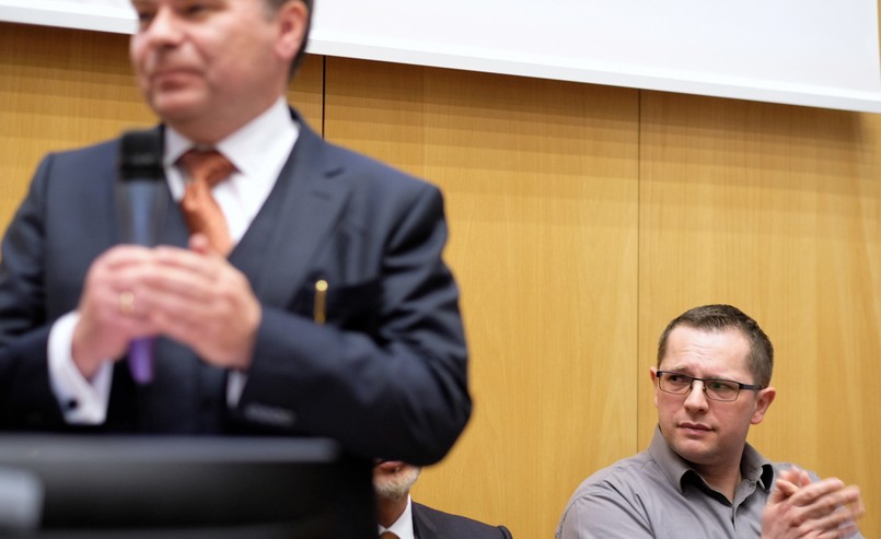 Dyrektor Centrum Onkologii profesor Krzysztof Składowski (L) i ojciec operowanego Tymka - Robert (P), podczas konferencji prasowej