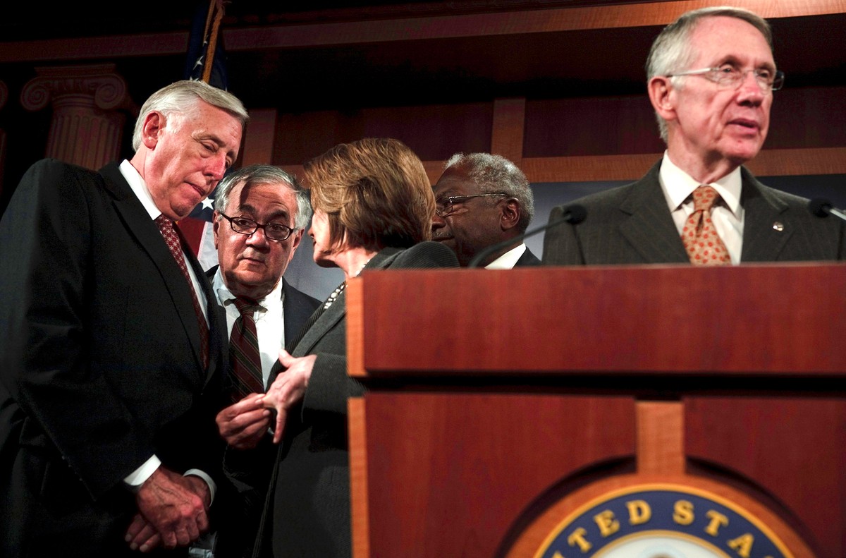 Senator demkratyczny z Newady Harry Reid zapowiada na konferencji w Waszyngtonie rozpatrzenie pomocy dla Wielkiej Trójki w grudniu. Fot. Bloomberg
