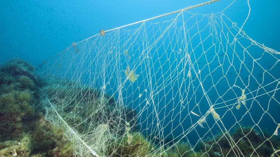 Rybackie sieci widma, które zostają zgubione w oceanach tylko w ciągu roku, mogą opleść Ziemię 18 razy (fot. Getty Images)