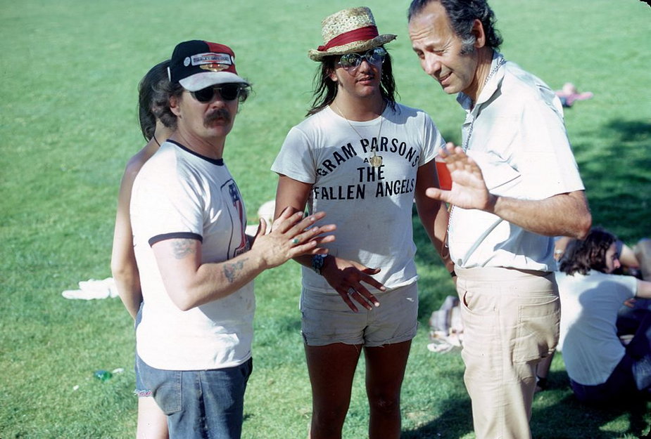 Phil Kaufman (z wąsem) i Gram Parsons w 1973 r.