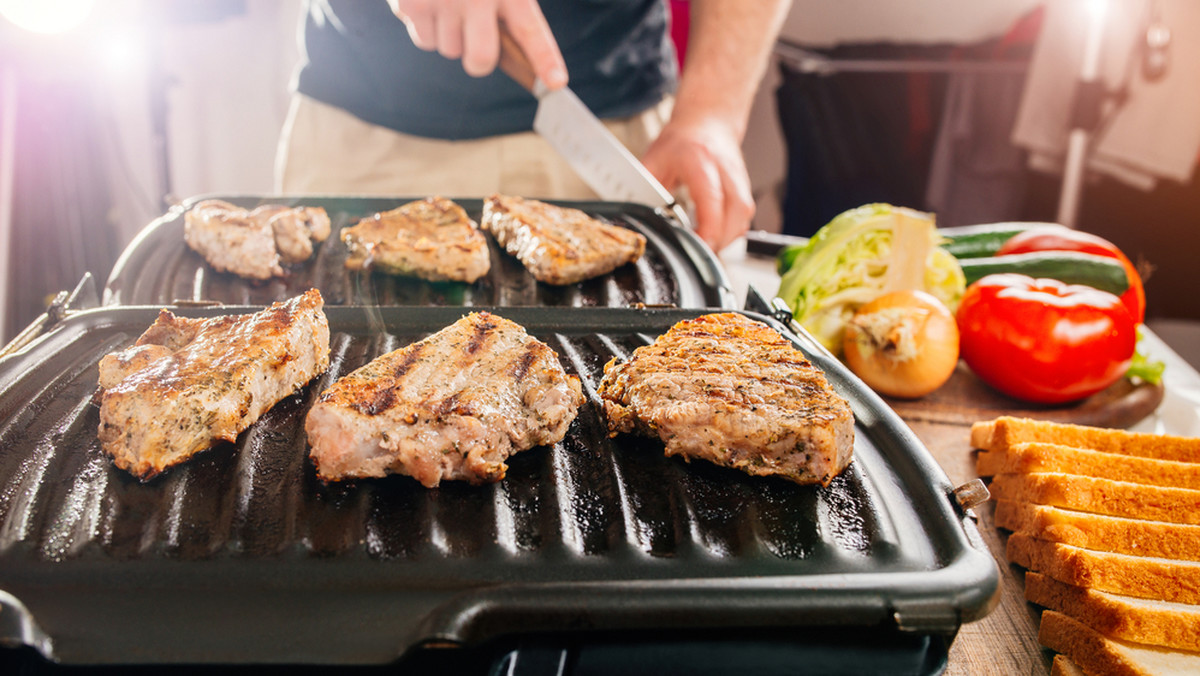 <strong>Grill elektryczny to świetna alternatywa dla tych, którzy z pewnych względów nie mogą pozwolić sobie na użytkowanie tradycyjnego grilla. Dodatkowymi zaletami grilla elektrycznego są także łatwość użytkowania oraz możliwość grillowania o każdej porze roku i w każdą pogodę. Tak naprawdę grill elektryczny może być używany nie tylko w domu czy na balkonie, ale także w ogrodzie czy na działce. Dla wielbicieli grillowania takie urządzenie to świetny wybór! Jednak na jaki grill elektryczny się zdecydować? Jaki grill elektryczny wybrać, aby móc w pełni cieszyć się pysznym smakiem i aromatem dania?</strong>