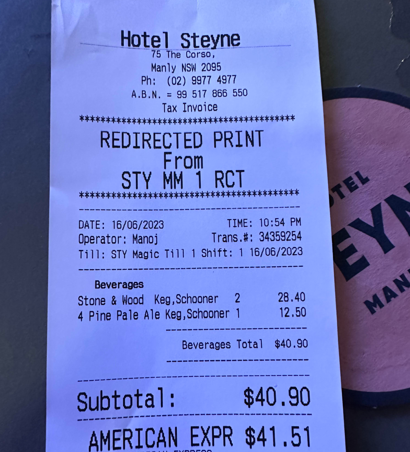 Za tri pivá na pláži zaplatil viac ako 40 dolárov.
