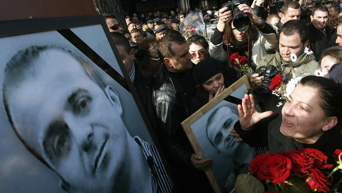 Kilka tysięcy osób wzięło udział w Tiranie w demonstracji antyrządowej, domagając się sprawiedliwości w związku z zabiciem rok temu przez albańskie siły bezpieczeństwa czterech opozycjonistów.