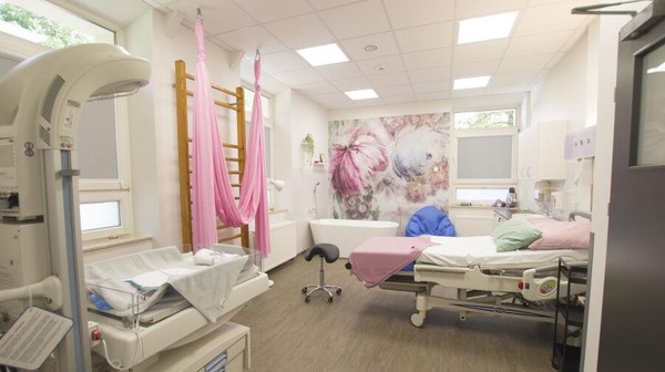 Szpital im. Stefana Żeromskiego dostał w ankietach wysoki wynik 77,77 pkt. Rodzące tu kobiety najbardziej doceniają wysoki poziom opieki, wsparcie w karmieniu piersią, możliwość kontaktu z dzieckiem po narodzinach oraz postawę personelu.