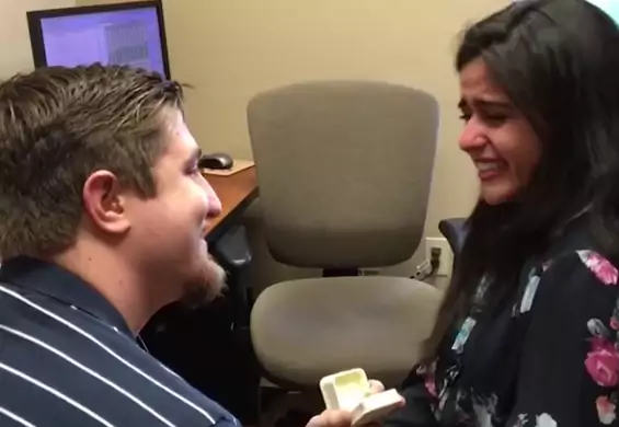 Oświadczył się dziewczynie chwilę po tym, jak odzyskała słuch po wielu latach niepełnosprawności