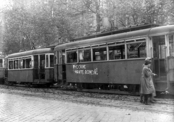 "Rosjanie idźcie do domu!". Napis na wagonie tramwajowym, Budapeszt, ul. Rakoczego (FOTO:FORTEPAN / Papp István)