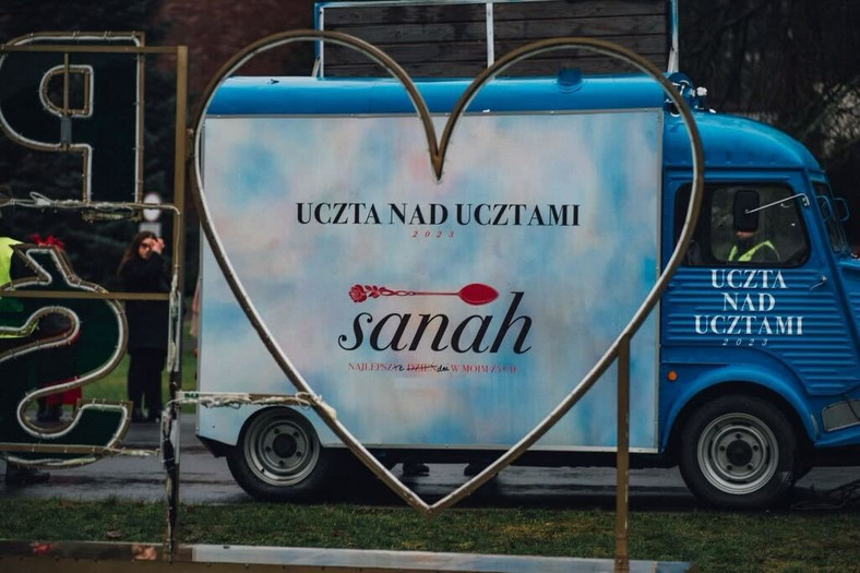 sanah sprzedaje hot-dogi w Chorzowie