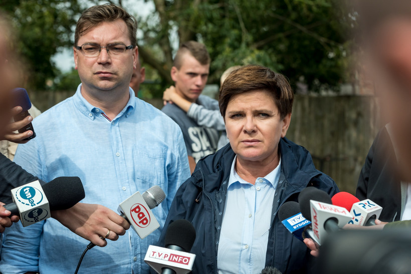 Premier Beata Szydło oraz Wójt Gostycyna Ireneusz Kucharski podczas konferencji prasowej w Małej Kloni