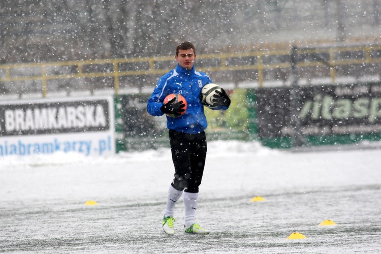 Pogoda nie rozpieszcza piłkarzy. Lech Poznań trenuje na śniegu