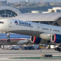 Delta Air: kevesebb fizetést kap, aki nincs beoltva koronavírusra