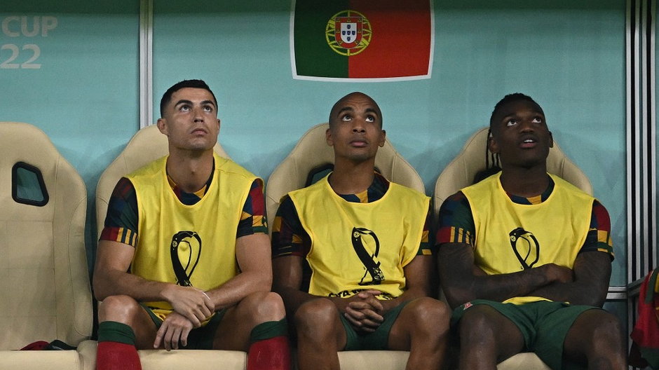 Cristiano Ronaldo (pierwszy od lewej) na ławce rezerwowych w meczu ze Szwajcarią