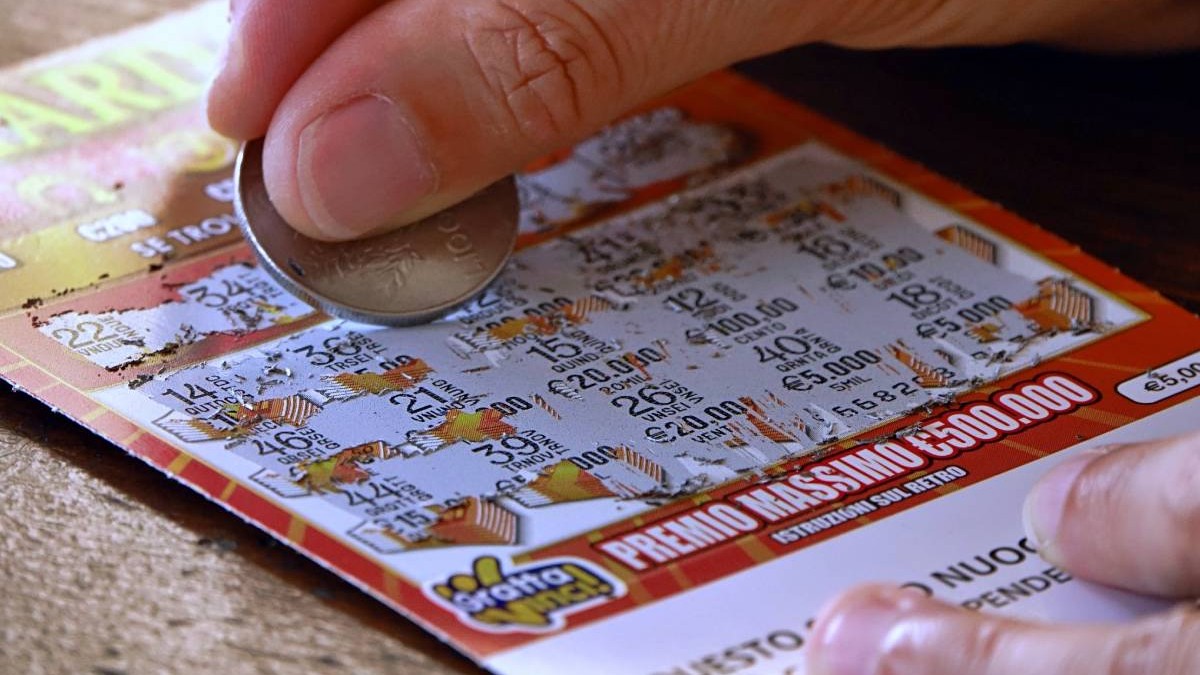 Un bărbat a lipit două bilete necâștigătoare la loto și a cerut 10 milioane de euro, deși premiul maxim era de doar 5 milioane, în Italia