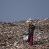 Palestinska devojčica traži predmete za višekratnu upotrebu na deponiji u Deir al-Balahu, u centralnom delu Pojasa Gaze