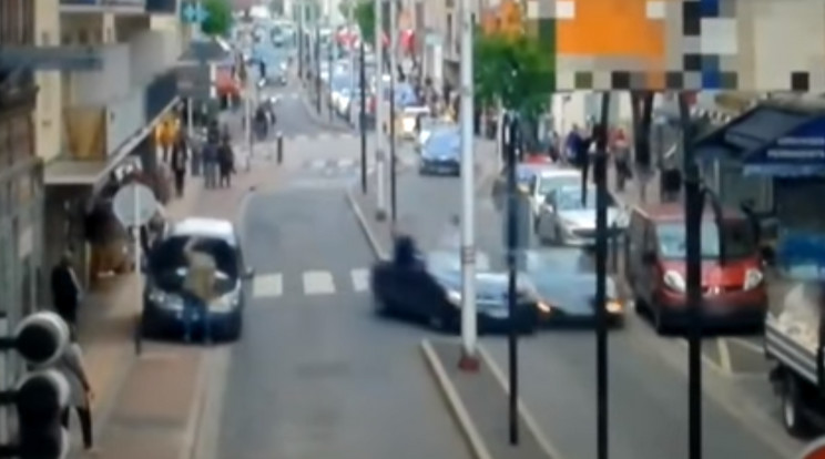 Az ütközés pillanata, nem sokkal később a jobb oldali autó okozta a férfi halálát /Fotó: Youtube