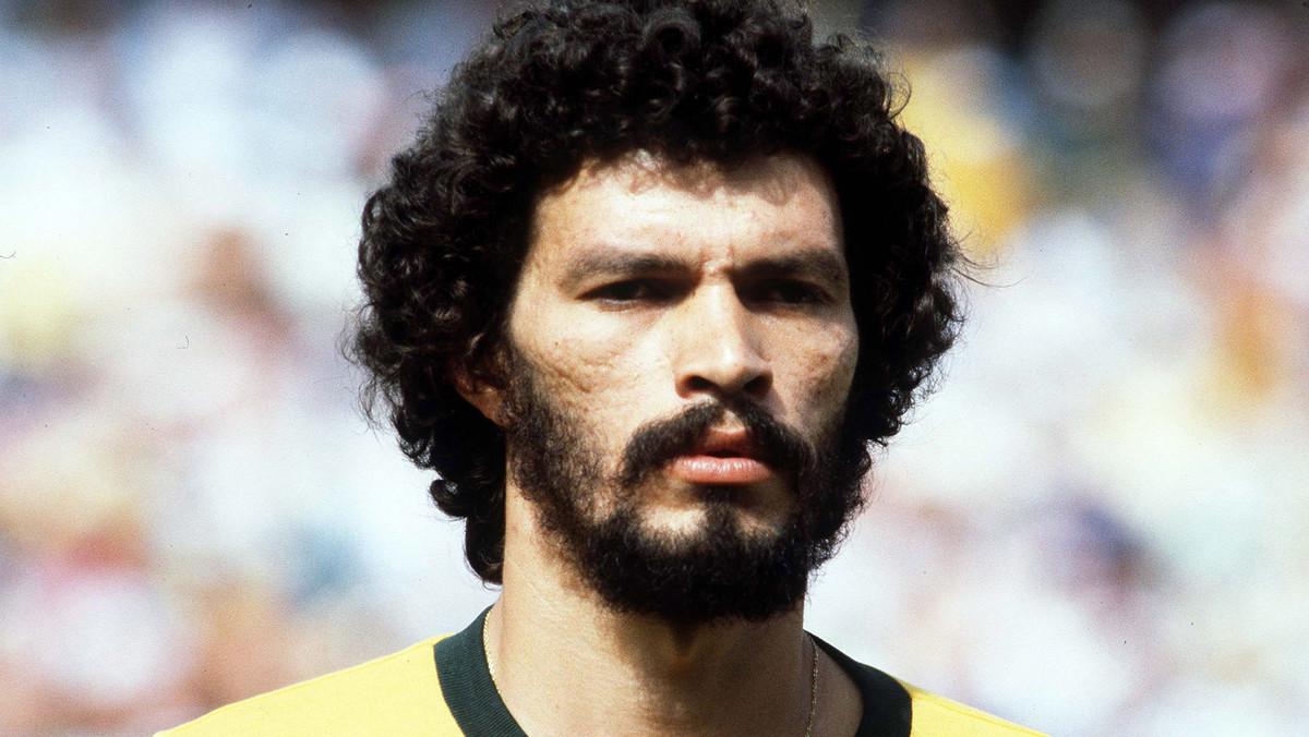 Bardziej niż piłkarza przypominał gwiazdę rocka. Nigdy nie wygrał mistrzostwa świata, ale i tak mówi się o nim, że był jednym z najlepszych piłkarzy w historii brazylijskiej piłki. Nisko ugięte nogi, błyskawiczna reakcja, niesamowita łatwość w mijaniu rywali. Pod tym względem Socrates był wyjątkowy. Był synonimem wirtuoza. Zmarł w niedzielę w szpitalu w Sao Paulo. Miał 57 lat.