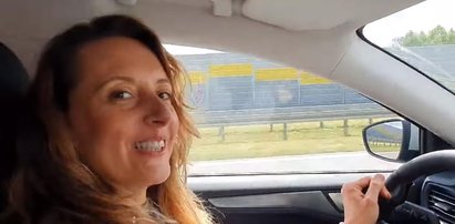 Monika Kuszyńska prowadzi auto. WIDEO