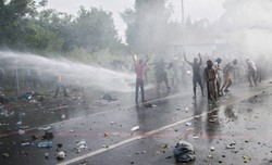 Starcia na granicy węgiersko-serbskiej. Szturm imigrantów, lecą butelki i kamienie... ZDJĘCIA