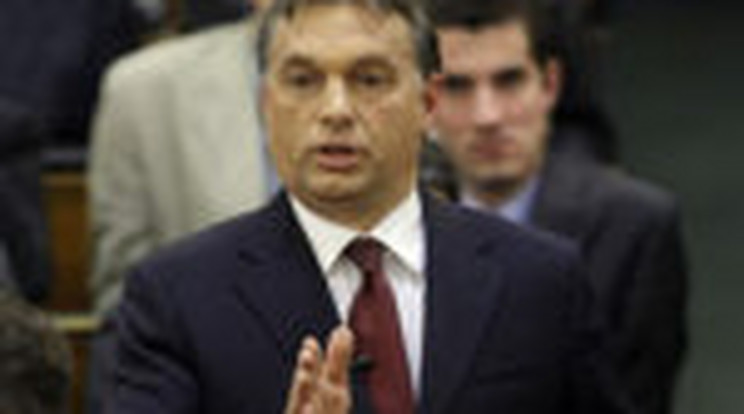 Orbánt faggatják a neten