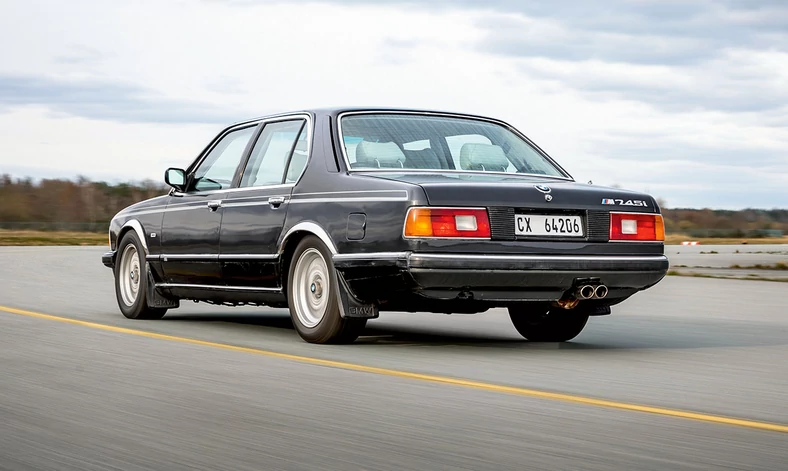 Pod masywną karoserią nawet opony 225 nie wyglądają na zbyt szerokie. Fabrycznie BMW 745i z RPA nie miało z tyłu znaczka M.