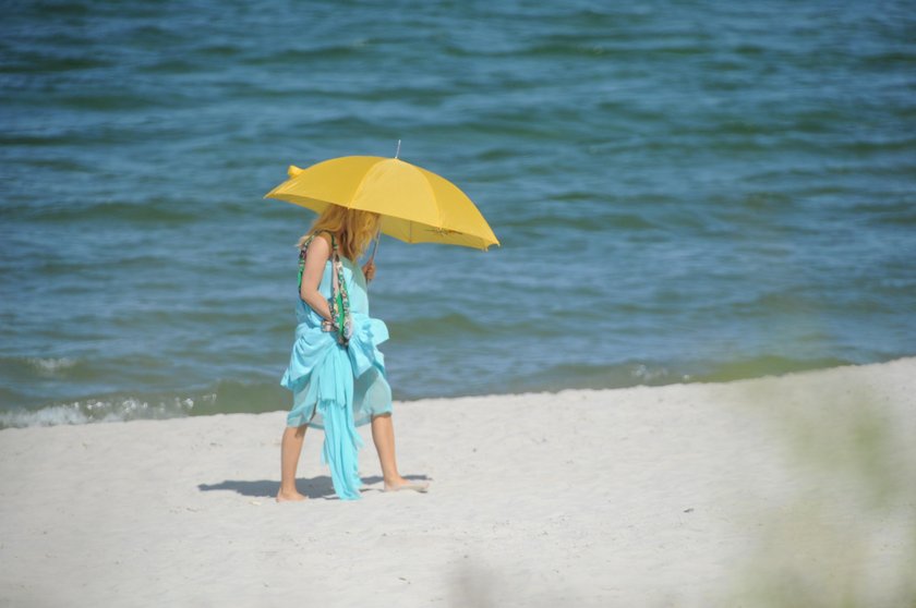 Małgorzata Socha podczas sesji na plaży