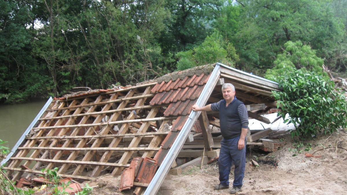 478141_pozarevac-01-miodrag-ilic-iz-setonja-pored-srusenih-objekatafoto-svetislav-mirkovic