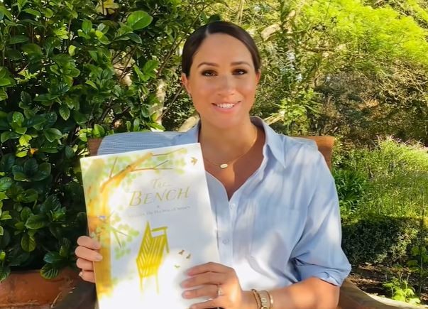 Meghan Markle czyta swoją książkę "The Bench" w drogiej stylizacji