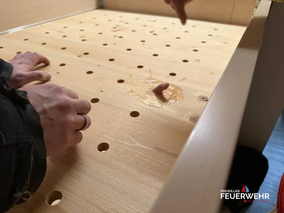 Vađenje prsta dečaka iz kreveta