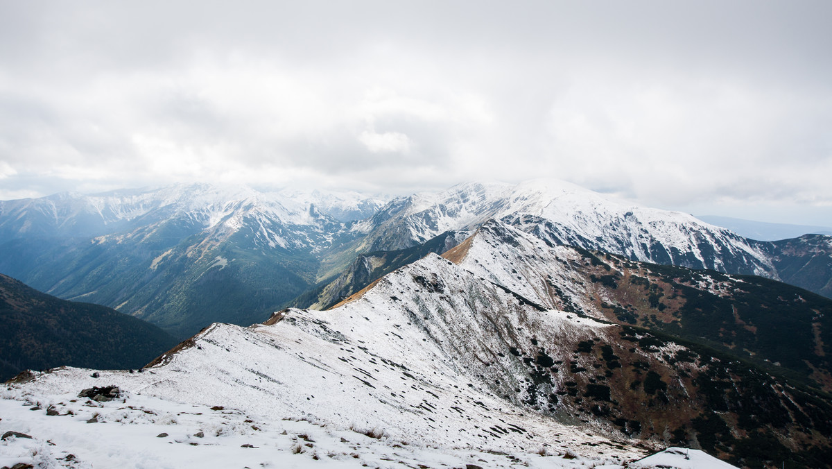 Tatry: Silny wiatr i pierwszy stopień zagrożenia lawinowego