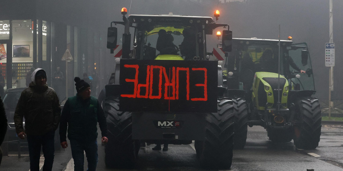 Rolnicy strajkują w Brukseli.