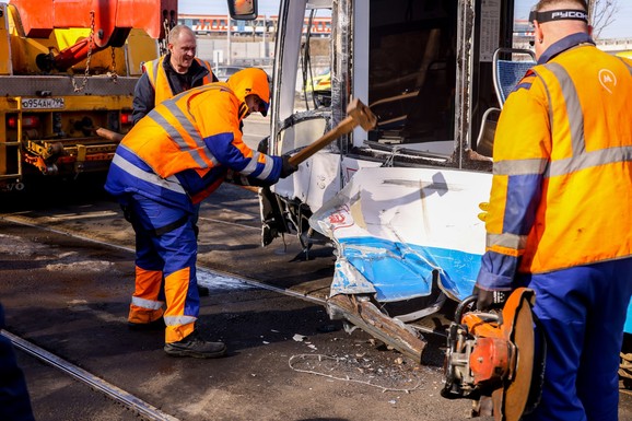 (FOTO, VIDEO) SUDARILI SE TRAMVAJI U MOSKVI Jedan izleteo iz šina, desetine povređenih, vozača izvlačili spasioci