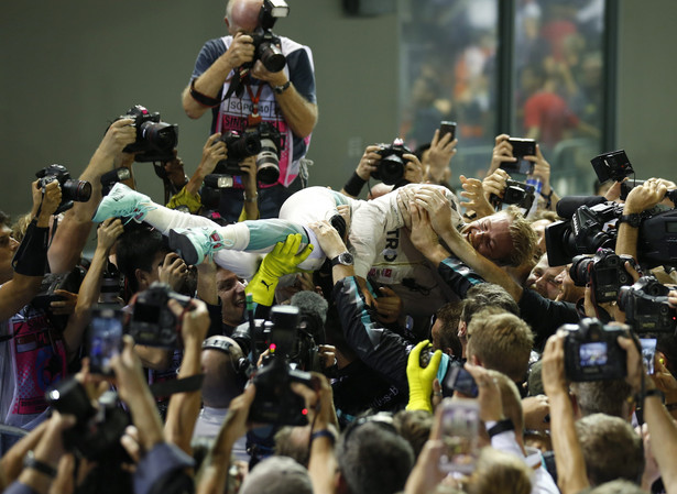 Formuła 1: Zwycięski jubileuszowy występ Rosberga w Singapurze