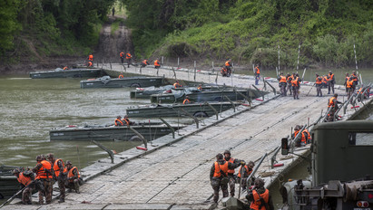 Fotók: Ilyen gyorsan felépül egy híd a Tiszán