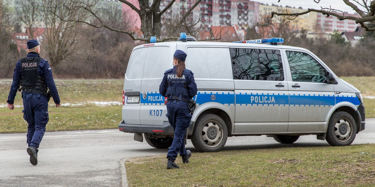 Policjanci pilnują wejść do restauracji i wyłapują gości. Wyciekł rozkaz Komendy Głównej Policji