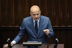 Poseł PiS grozi polskim służbom? "Odstrzelenie" i polityczna burza w tle