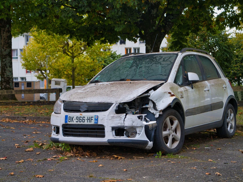 Oštećena kola pored puta - ilustrcaija