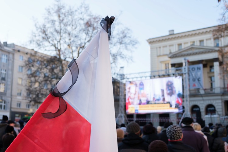 Mieszkańcy Poznania zebrali się na Placu Wolności, by obejrzeć transmisję uroczystości pogrzebowych Pawła Adamowicza